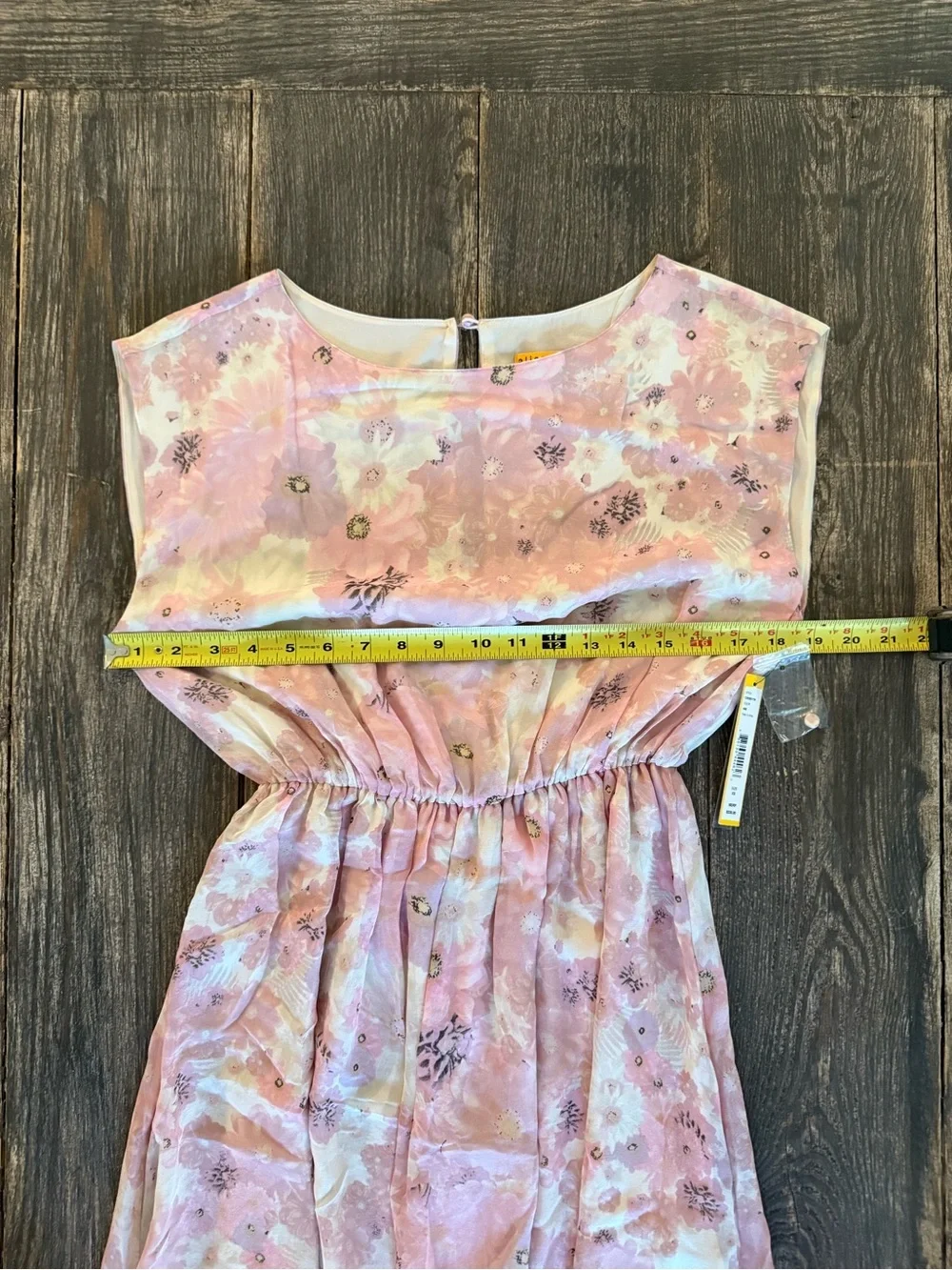 Alice + Olivia •	sleeveless crew